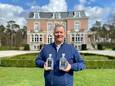 Christophe Lenaerts (51) heeft twee nieuwe gins gelanceerd: 'C-Gin Inspired By The Sea' en 'M-Gin Inspired By Nature'. Op de achtergrond zie je zijn kasteel Heihuyzen.