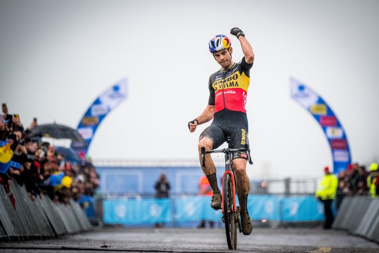 Met een boksgebaar bolt Wout van Aert over de streep in Koksijde. “Voor de show.” Beeld BELGA