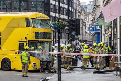Dubbeldekbus crasht in centrum van Londen: 2 lichtgewonden, zo’n 200 mensen moeten geëvacueerd worden