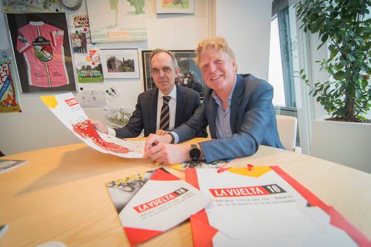 Wethouder Paulus Jansen (SP) en Cor Jansen (Voorzitter BPU) bespreken de komst van de Vuelta in Utrecht.