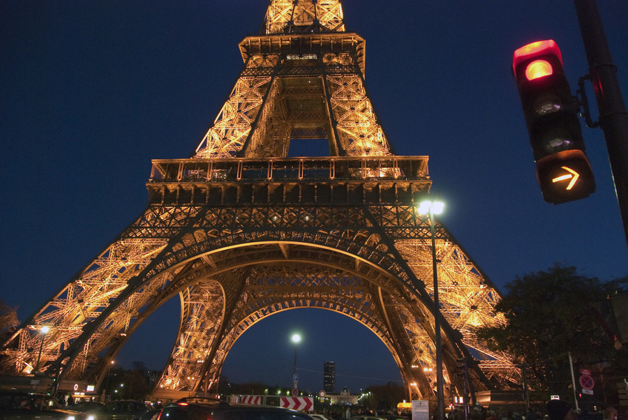 Homme Qui Se Jette De La Tour Eiffel Un homme se jette de la tour Eiffel | Foto | 7sur7.be