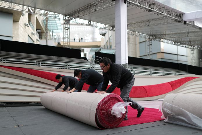 Workers roll out the Oscars red carpet as preparations continue for the 91st Academy Awards in Hollywood, Los Angeles, California, U.S., February 20, 2019.  REUTERS/Lucy Nicholson