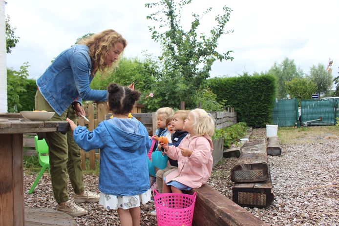 Kinderopvang Clara di Luna heeft eigen moes- en fruittuin waarin kinderen hun groenten en fruit zélf kweken en plukken. I-pads en televisie zijn er niet welkom