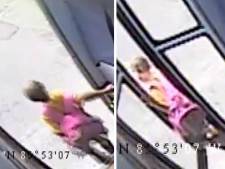 Un bus scolaire traîne une petite fille coincée par son sac à dos sur plus de 300 mètres