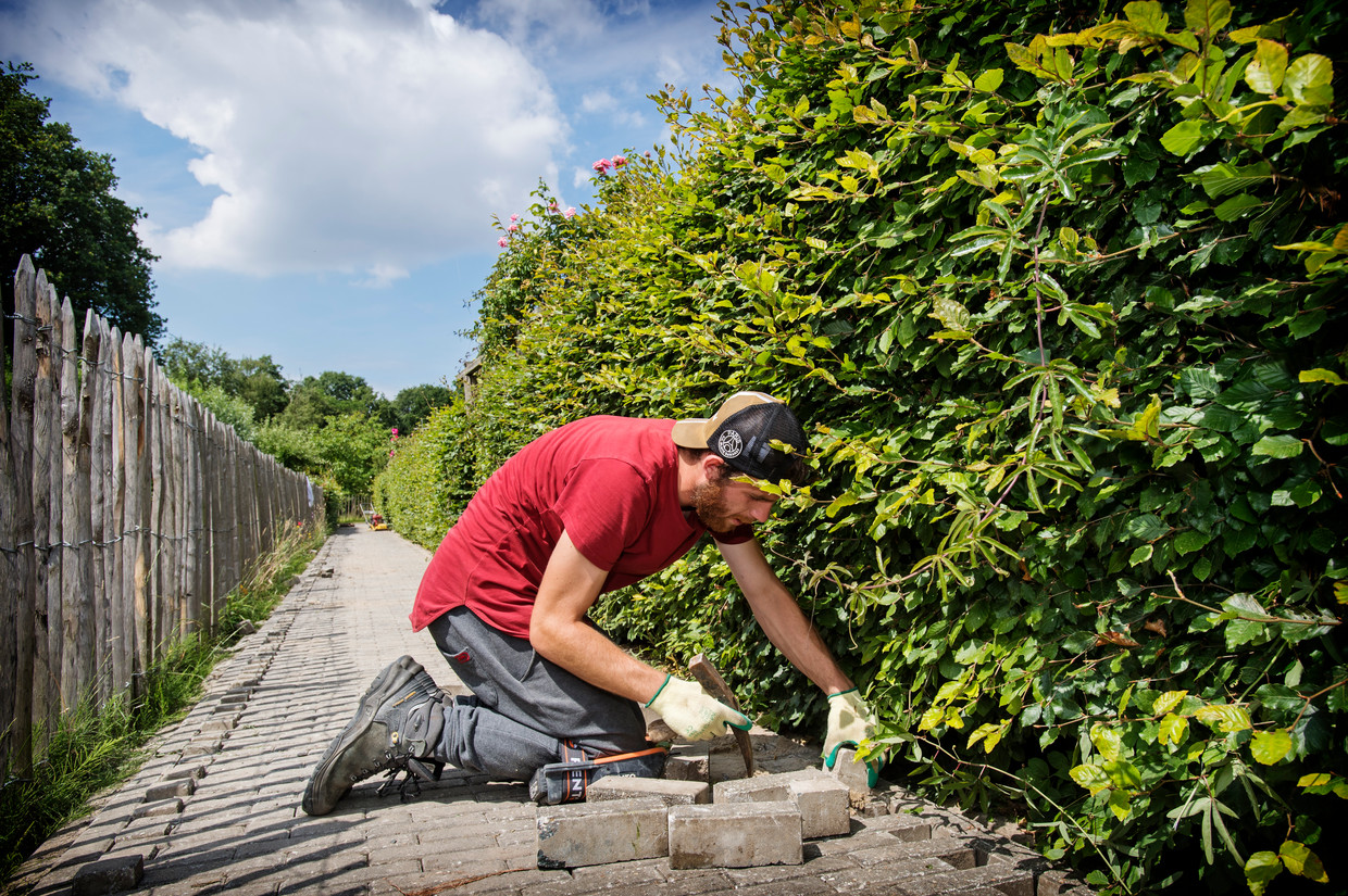 Een stratenmaker aan het werk. De politiek praat al jaren tevergeefs over een oplossing voor mensen met zware beroepen die niet in staat zijn om langer door te werken, zoals in de zorg of de bouw.  Beeld ANP