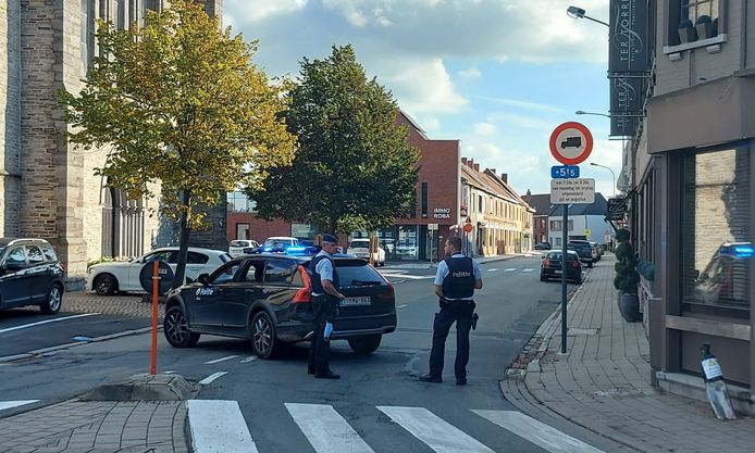 In Waregem werden de straten naar het VTI afgesloten. De gezochte jongeman zou er school hebben gelopen.