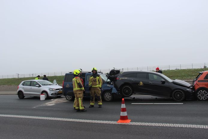 Twee personen lichtgewond na kettingbotsing op E19 richting Nederland in Loenhout.