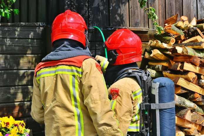 Bij het wegbranden van het onkruid in een tuin in Duizel is per ongeluk de schutting in brand gevlogen.