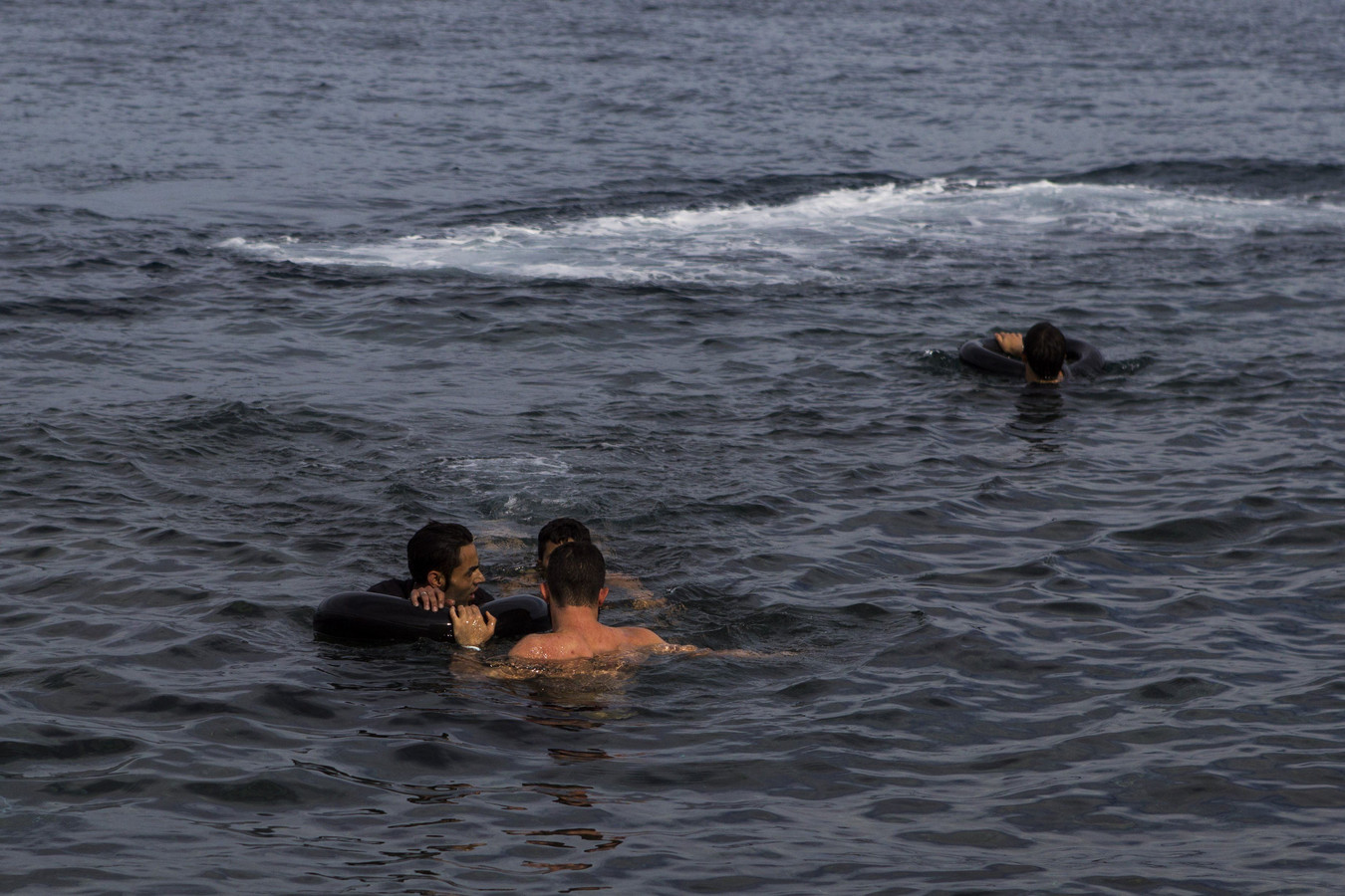 Спаслись в море. Человек после кораблекрушения в воде. Беженцы утонули в Средиземном море. Мигранты утонули в Средиземном море.