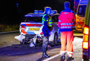 Twee agenten raakten zaterdagavond betrokken een aanrijding op de snelweg in Nuenen. Een van hen overleed.