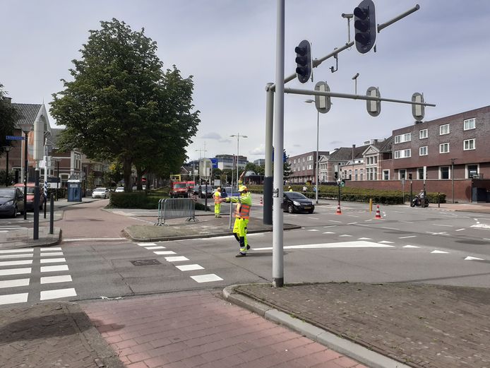 Verkeersregelaars houden automobilisten tegen op de kruising Stadsring - Arnhemseweg.