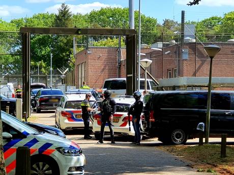 Groepsleider sluit zichzelf op in magazijn terwijl jongens door het lint gaan in jeugdgevangenis Hey-Acker