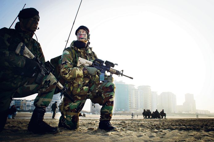 Foto ter illustratie: oefening van Korps Mariniers op het strand van Vlissingen.