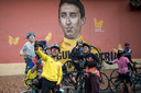 Fans in Colombia bij een muurtekening van Egan Bernal.