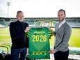 Giel Biersteker (links) met het nieuwe wedstrijdshirt van ADO Den Haag. Rechts Jesper van den Bosch van de Haagse voetbalclub.