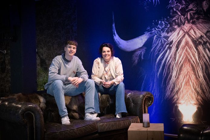 De Zutphense artiest Pjotr ontving uit handen van directeur Mirjam Radstake de sleutel van Theater Hanzehof.