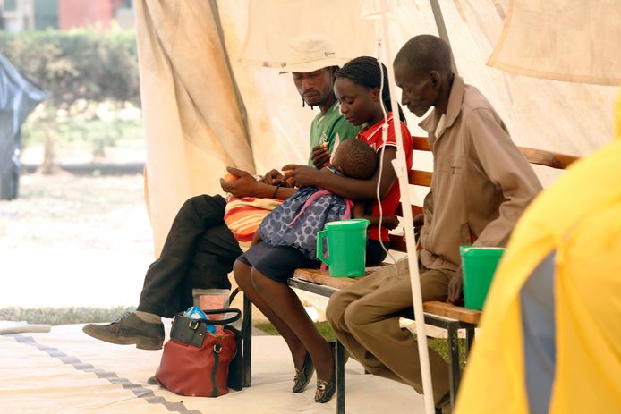 Vermoedelijke cholerapatiënten wachten op een behandeling aan het Beatrice Road Infectious Diseases Hospital in Mbare, Harare, Zimbabwe.