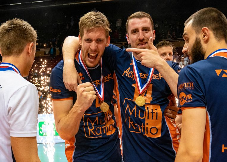 Joris Marcelis en Samuel Shenton van Orion vieren feest na winst op Lycurgus en het behalen van de landstitel. Beeld Ronald Hoogendoorn