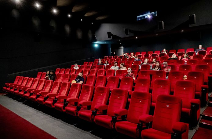 Bioscoopgangers zitten op 1,5 meter afstand van elkaar in een bioscoopzaal van Pathé.