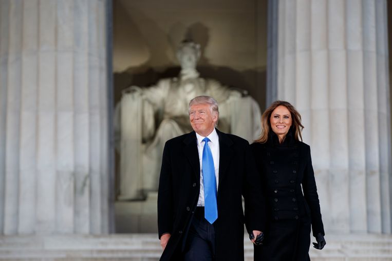 Donald en Melania Trump gisterenavond aan het Lincoln Memorial. Beeld AP