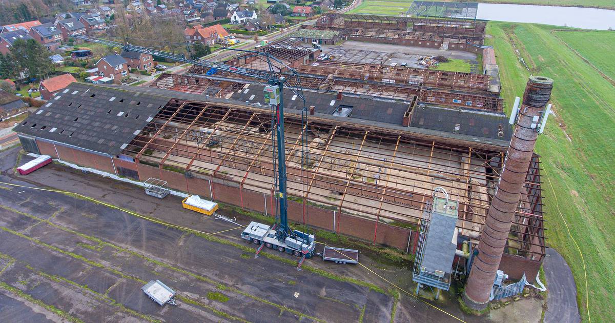 Dak voormalige steenfabriek gaat eraf: sloop voor woningbouw 20 huizen begonnen in Milsbeek - De Gel