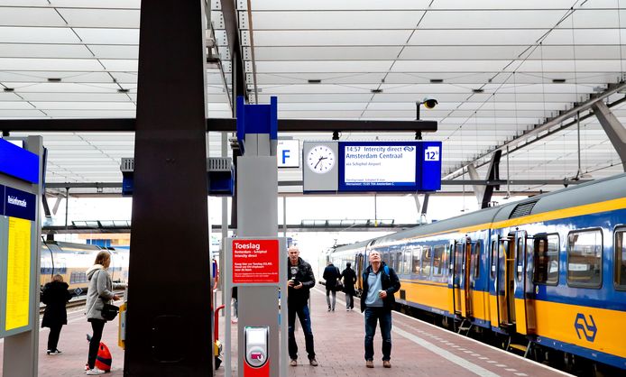 Ook al hoeven reizigers buiten de spits géén toeslag te betalen, NS wil wél dat ze toeslag van 0 euro "kopen" bij de toeslagzuil.