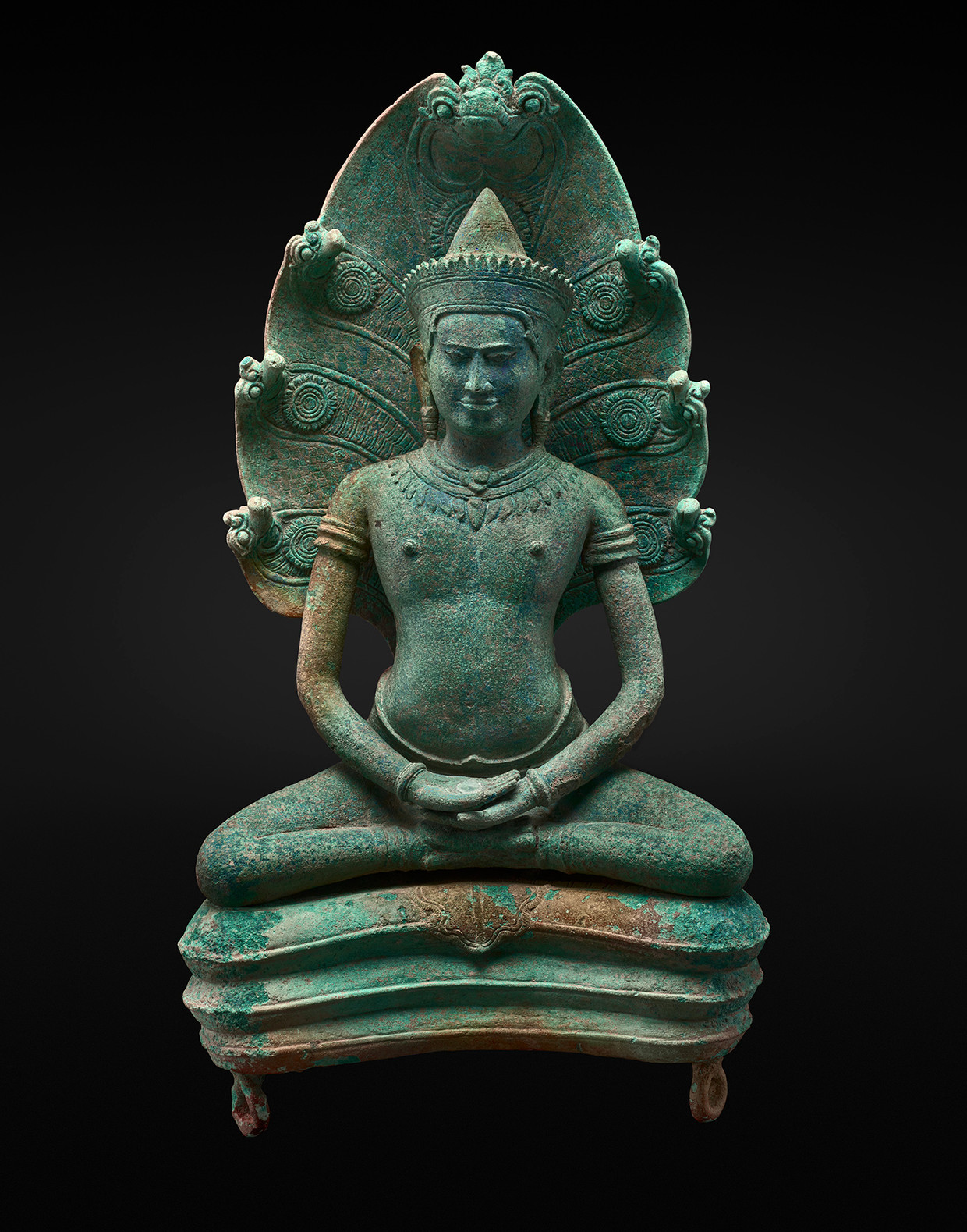 Boeddha Śākyamuni zittend op Mucilinda, Cambodja, Angkor, 12de eeuw. Ger Eenens Collection, The Netherlands/Wereldmuseum Rotterdam.  Beeld Erik en Petra Hesmerg