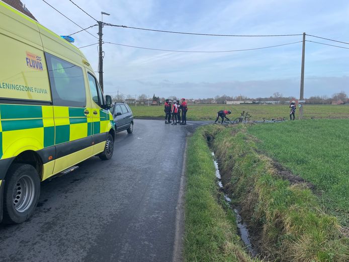 Een auto botste met een wielertoerist in de dubbele bocht aan de Ieperseweg in Oekene.