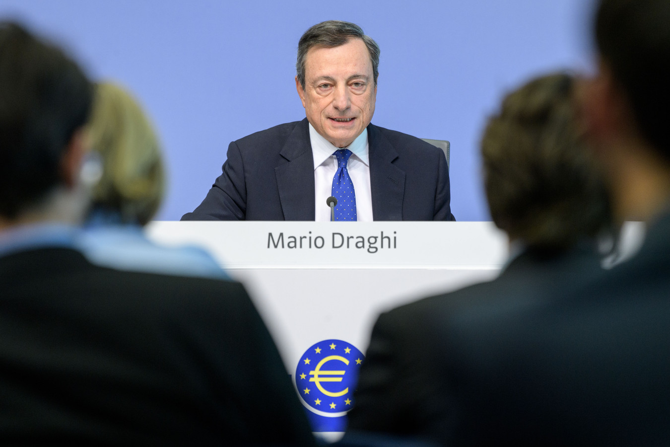 Onverstoorbaar houdt ECB-president Draghi de rente laag.