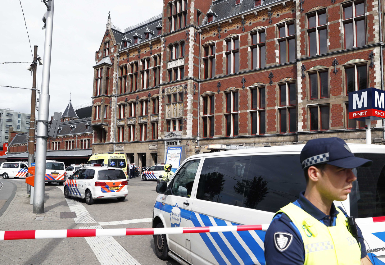 De politie zette Amsterdam Centraal aan het begin van de middag af. Beeld ANP