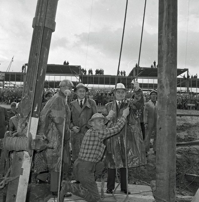 Willem Drees slaat de eerste paal voor de bouw van de Technische Hogeschool in Eindhoven. Tegenwoordig de TU/e