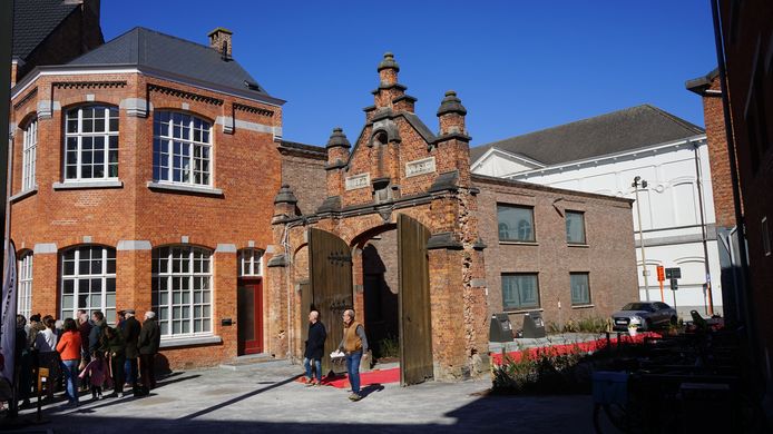 De historische poort wordt in een laatste fase nog in zijn oude glorie hersteld. De muur moest namelijk gesloopt worden voor het werfverkeer.