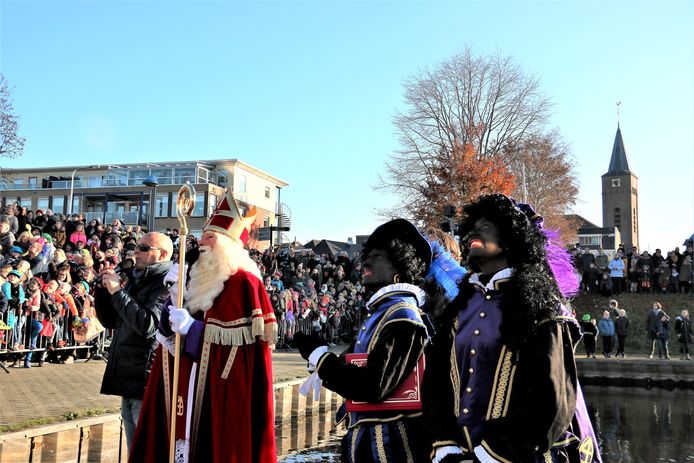 Sinterklaas zet in 2018 na een tocht over de Vecht voet aan wal in de Stad Hardenberg. Het publiek staat rijendik aan de kade. Zo zal het dit jaar niet gaan, de organisatie broedt op coronaproof alternatieven voor de intocht. Zeker is wel dat de pieten het zwart inruilen voor roetvegen.