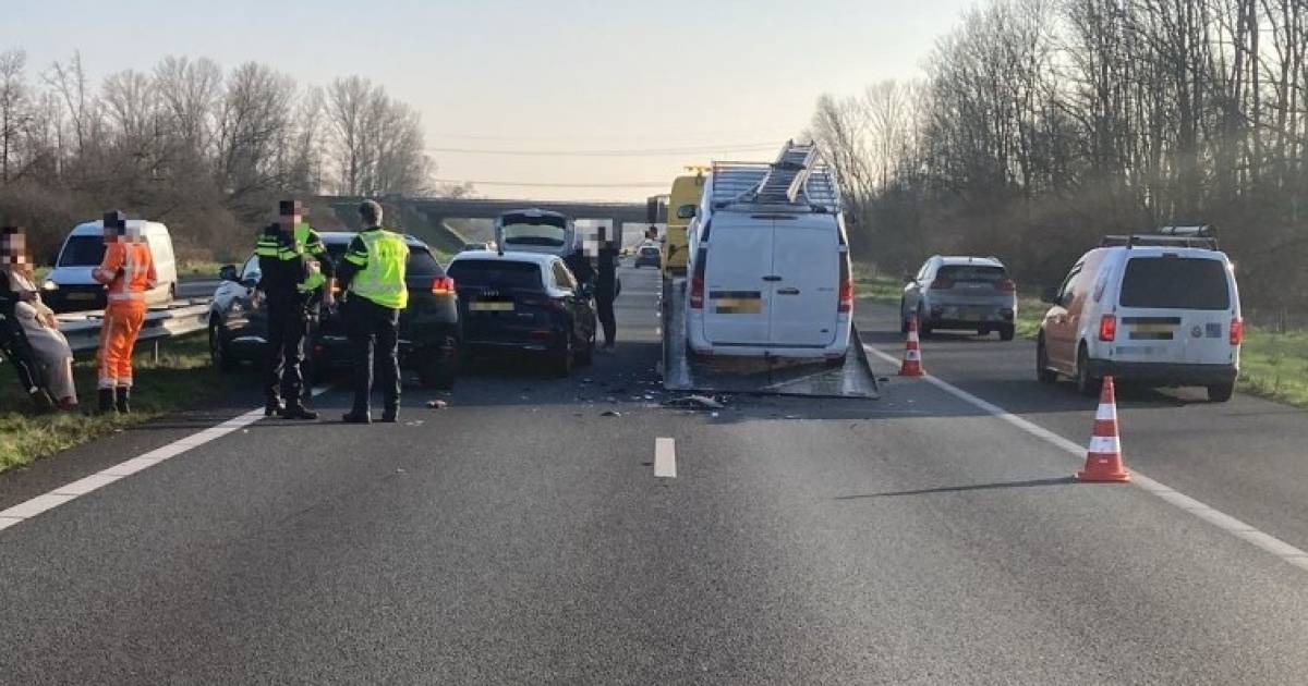 Rijstrook kort dicht na ongeluk met meerdere autos op A2: op hoogtepunt uur vertraging bij Zaltbommel.