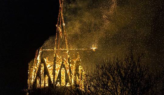 ▶ Bekende kerk in Amsterdam is ‘niet meer te redden’ na grote brand