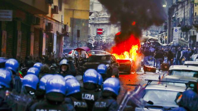 “Dévastations folles et inacceptables”: de violents heurts éclatent à Naples entre supporters de Francfort et policiers