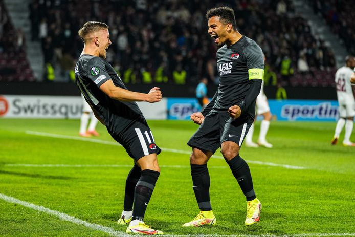 Jesper Karlsson en Owen Wijndal (r) vieren de 0-1.