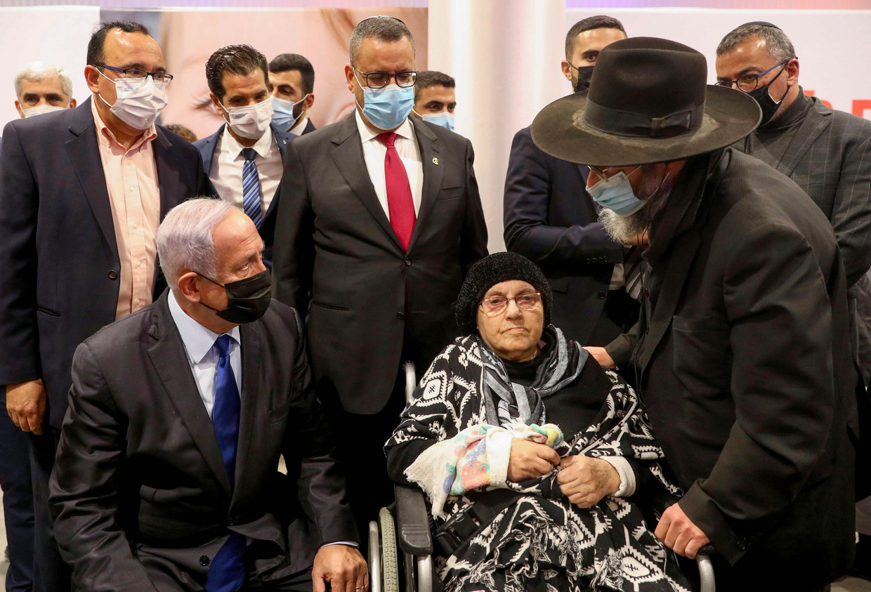 Premier Netanyahu bezoekt het vaccinatiecentrum in Jeruzalem.