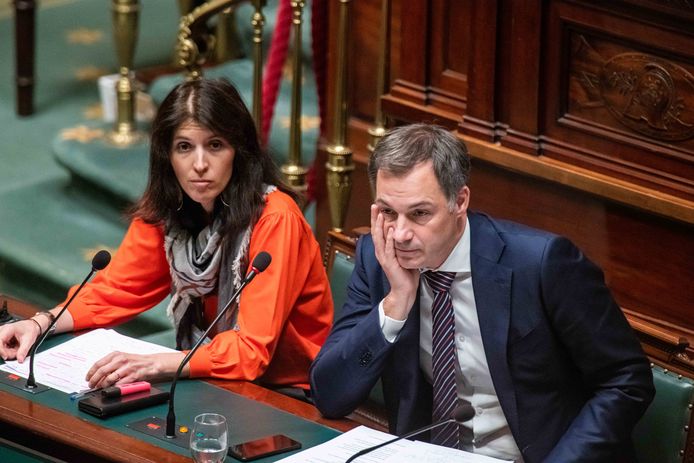De nieuwe staatssecretaris voor Begroting Alexia Bertrand (MR) met premier Alexander De Croo in het federaal parlement twee weken geleden.