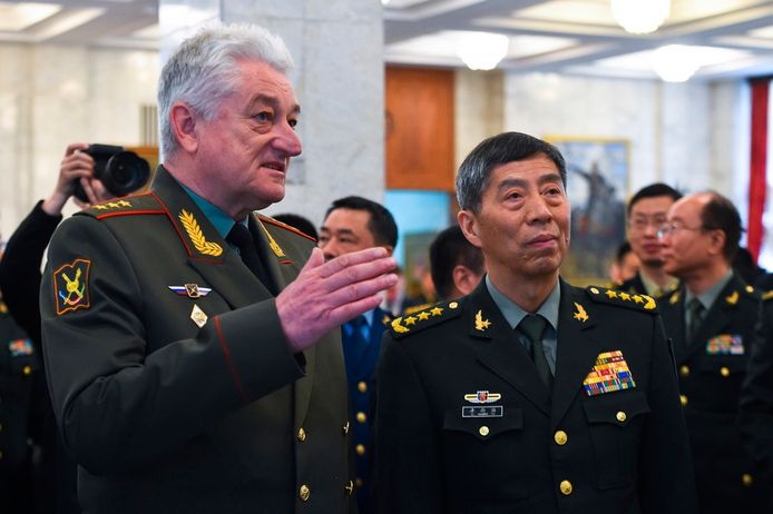 Vladimir Zarudnitsky, hoofd van de Militaire Academie van de Generale Staf van de Strijdkrachten van de Russische Federatie, en de Chinese minister van Defensie, Li Shangfu.