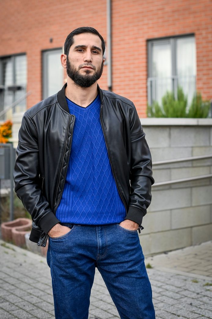 Vader Adam S. (34) voor de woning die hij binnenstormde om z'n kinderen te redden.