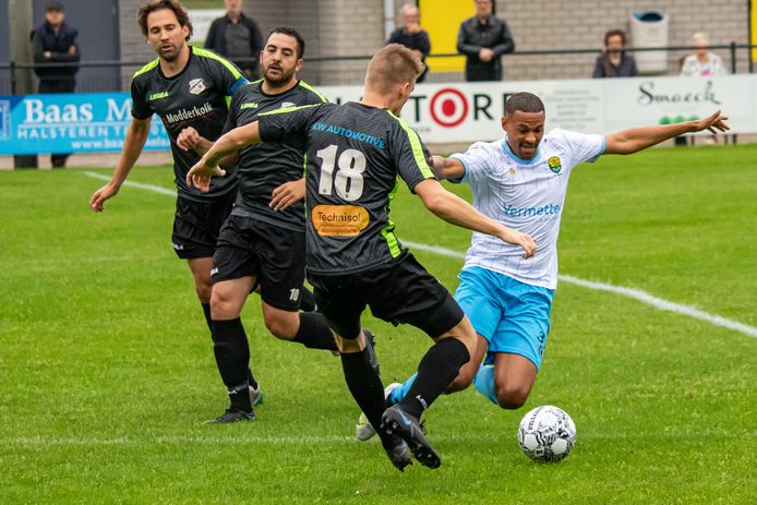 Fouad Idabdelhay (rechts) maakte de enige Halsterse treffer bij UDI'19.