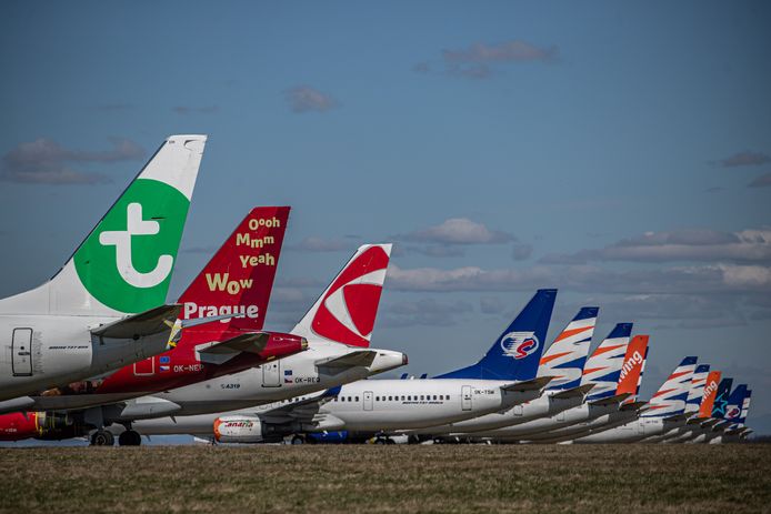 Ook vliegtuigen op de luchthaven van de Tsjechische hoofdstad Praag blijven door de coronacrisis aan de grond.