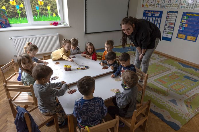 De kinderen in hun klas, voor de noodoefening.