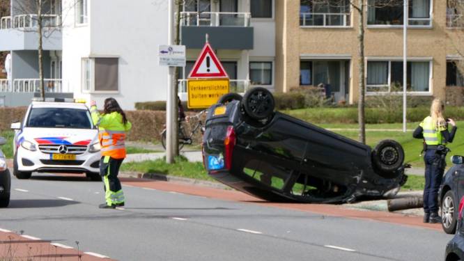 Auto slaat over de kop in Enschede na botsing tegen lantaarnpaal