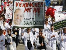 Un millier de salariés de Sanofi défilent à Paris