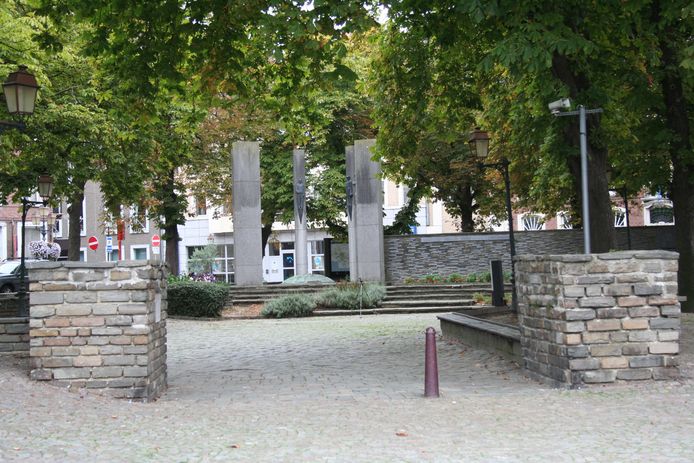 Het Heldensquare zal het met twee minder bomen moeten doen.