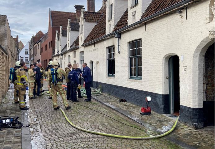 De brandweer en politie bij het godshuis in de Kammakersstraat in Brugge.