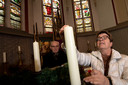 Nu het nog kan steekt Riet Baarssen een kaarsje aan in de katholieke kerk in Borculo.