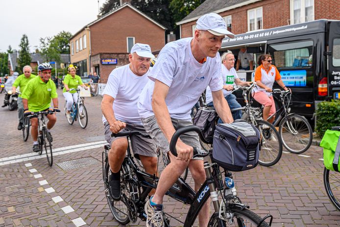 De Raadsrace van de gemeente Woensdrecht bestond weer uit een bont peloton aan fracties en fietsen. AKT-leider Ludo Bolders, visueel beperkt, zat achter op de tandem bij Edwin van der Wal.